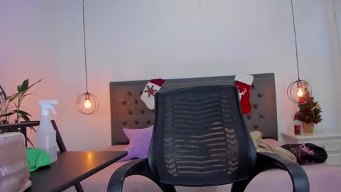 Snapshot of _aline_hall chatting on December 6, 2024, 10:38 am Alline Hall online show from December 6, 2024, 10:38 am