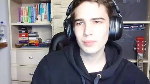 Snapshot of _crise_next_door_ chatting on October 1, 2025, 5:41 pm _crise_next_door_ online show from October 1, 2025, 5:41 pm