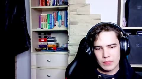 Snapshot of _crise_next_door_ chatting on October 8, 2025, 2:14 pm _crise_next_door_ online show from October 8, 2025, 2:14 pm