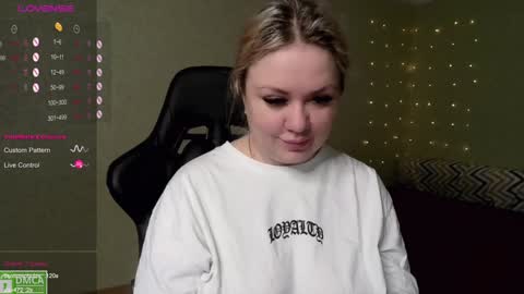 Snapshot of _elven_dreams__ chatting on December 21, 2024, 5:14 am chloue and Gretta online show from December 21, 2024, 5:14 am