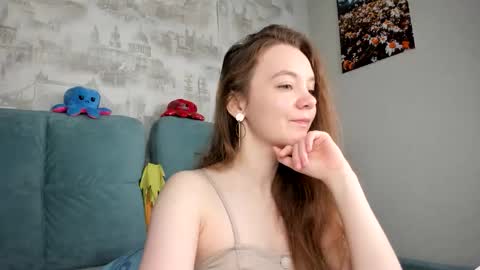 _ginyy_ online show from October 24, 2025, 5:04 am