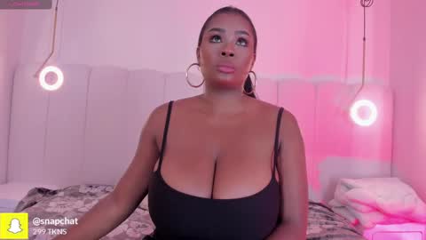 Snapshot of _huge_boobs_ebony chatting on October 3, 2025, 7:33 pm Darlis online show from October 3, 2025, 7:33 pm