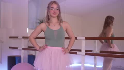 Snapshot of _meowwluffy_ chatting on November 18, 2025, 11:47 am Feiia online show from November 18, 2025, 11:47 am