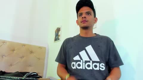 Snapshot of _tarek_ chatting on October 21, 2025, 8:42 pm _tarek_ online show from October 21, 2025, 8:42 pm