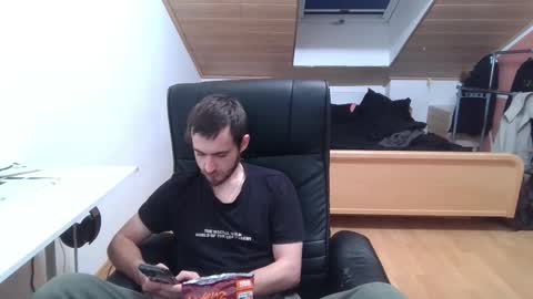 Snapshot of _v_l_a_d_ chatting on October 28, 2025, 12:25 am Vlad online show from October 28, 2025, 12:25 am