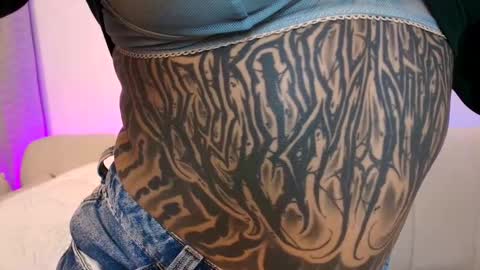 _velka_ online show from November 3, 2025, 4:03 am