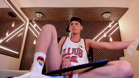  white fox  online show from February 21, 2025, 5:24 am