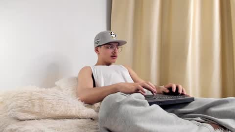 Snapshot of a_lejandro_08 chatting on December 2, 2024, 12:30 am alejo online show from December 2, 2024, 12:30 am