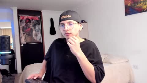 Snapshot of a_lejandro_08 chatting on December 11, 2024, 7:03 pm alejo online show from December 11, 2024, 7:03 pm