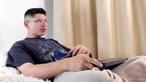 Snapshot of a_lejandro_08 chatting on February 8, 2025, 6:33 am alejo online show from February 8, 2025, 6:33 am