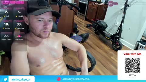 Snapshot of aaron_skye chatting on December 8, 2024, 1:35 am Aaron Skye online show from December 8, 2024, 1:35 am