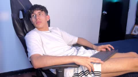 Snapshot of aaron_spencer13 chatting on October 21, 2025, 6:52 pm Aron online show from October 21, 2025, 6:52 pm