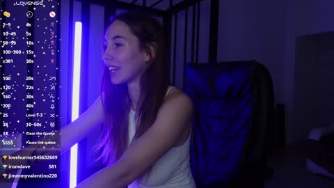 Snapshot of agelina_summer chatting on January 1, 2025, 10:46 pm Agelina Lilly Laura online show from January 1, 2025, 10:46 pm