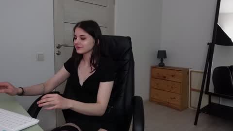 Snapshot of agelina_summer chatting on January 4, 2025, 11:38 pm Agelina Lilly Laura online show from January 4, 2025, 11:38 pm