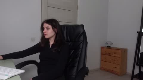 Snapshot of agelina_summer chatting on January 18, 2025, 9:24 pm Agelina Lilly Laura online show from January 18, 2025, 9:24 pm
