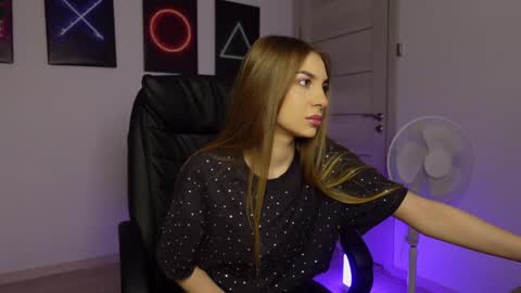Snapshot of agelina_summer chatting on February 15, 2025, 6:44 am Agelina Lilly Laura online show from February 15, 2025, 6:44 am