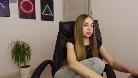 Snapshot of agelina_summer chatting on February 16, 2025, 10:32 am Agelina Lilly Laura online show from February 16, 2025, 10:32 am