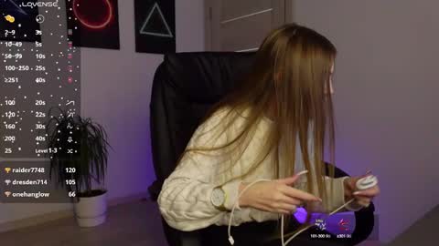 Snapshot of agelina_summer chatting on February 17, 2025, 7:04 am Agelina Lilly Laura online show from February 17, 2025, 7:04 am
