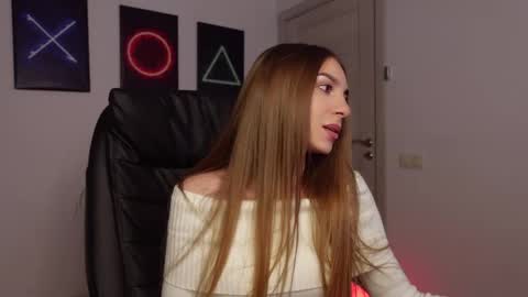 Snapshot of agelina_summer chatting on February 19, 2025, 2:01 pm Agelina Lilly Laura online show from February 19, 2025, 2:01 pm