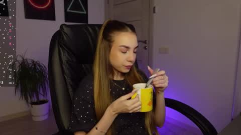 Snapshot of agelina_summer chatting on February 23, 2025, 6:07 am Agelina Lilly Laura online show from February 23, 2025, 6:07 am