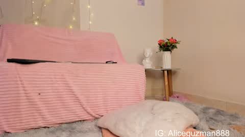Snapshot of alice_guzman1 chatting on March 9, 2025, 8:42 pm ALICE Alice guzman online show from March 9, 2025, 8:42 pm