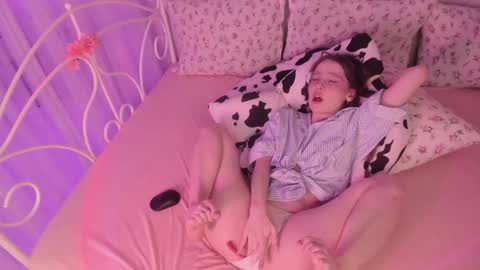 Snapshot of alice_kinky_girl chatting on December 16, 2024, 1:10 am Alice online show from December 16, 2024, 1:10 am