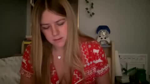 Snapshot of allyanalangel chatting on December 17, 2024, 1:49 pm allyanalangel online show from December 17, 2024, 1:49 pm