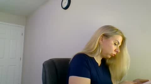 Snapshot of amandainbloom chatting on October 30, 2025, 3:08 am Amanda online show from October 30, 2025, 3:08 am