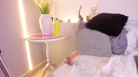 Snapshot of ambercroft_ chatting on December 17, 2024, 3:17 am Amber online show from December 17, 2024, 3:17 am