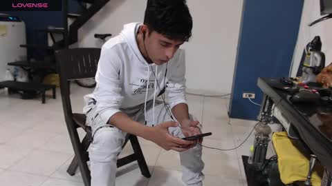 Snapshot of andressdean chatting on December 7, 2024, 3:25 am Andres Dean online show from December 7, 2024, 3:25 am