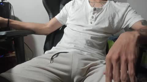 angel_straight online show from November 12, 2025, 5:46 pm