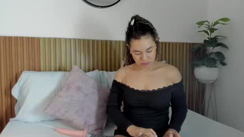 Snapshot of angie_leonn chatting on October 15, 2025, 12:27 pm A N G I E online show from October 15, 2025, 12:27 pm