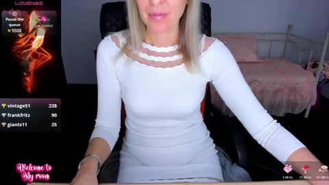 Snapshot of anita_tayson chatting on February 4, 2025, 10:10 am Anita online show from February 4, 2025, 10:10 am