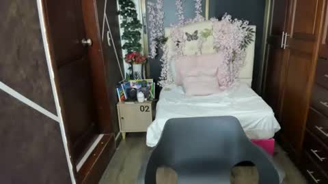 Snapshot of antonellarosss chatting on October 17, 2025, 1:03 pm A N T O N E L L A online show from October 17, 2025, 1:03 pm