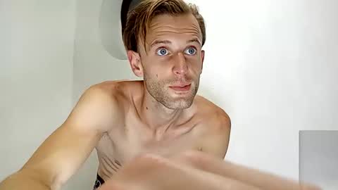 Snapshot of aquilesmade chatting on November 5, 2025, 1:05 am Aquilesmade online show from November 5, 2025, 1:05 am