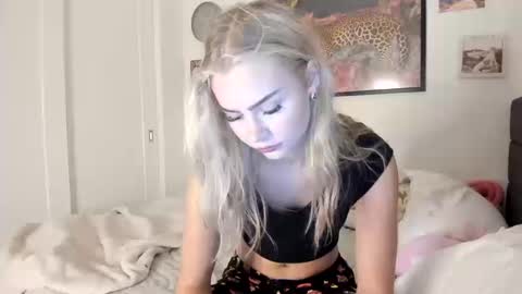 Snapshot of ariah_is_blonde chatting on October 10, 2025, 9:14 pm Ariah online show from October 10, 2025, 9:14 pm