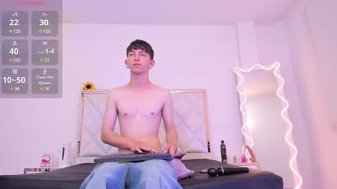 Snapshot of aron_tay chatting on December 22, 2024, 10:06 am  your aron  online show from December 22, 2024, 10:06 am