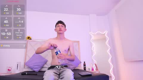 Snapshot of aron_tay chatting on January 3, 2025, 7:27 am  your aron  online show from January 3, 2025, 7:27 am