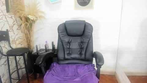 Snapshot of aura_love69 chatting on February 24, 2025, 10:37 am Monii Yi online show from February 24, 2025, 10:37 am