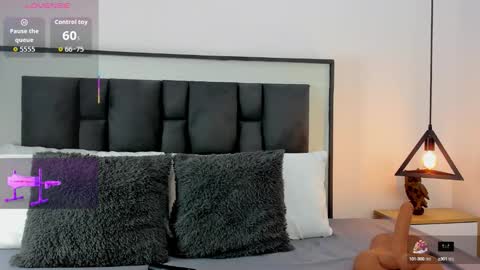 Snapshot of ayla_martinez chatting on October 15, 2025, 2:33 am Ayla online show from October 15, 2025, 2:33 am