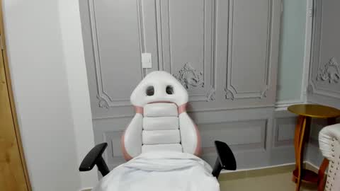 Snapshot of babyabril18 chatting on March 5, 2025, 10:11 am Karla online show from March 5, 2025, 10:11 am