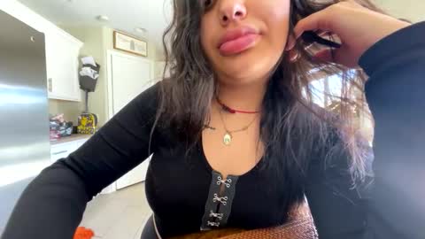 Snapshot of bebesitaa21 chatting on October 27, 2025, 8:35 pm Angelique online show from October 27, 2025, 8:35 pm