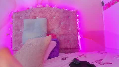 Snapshot of bella__sweets chatting on December 4, 2024, 11:02 pm Melanie online show from December 4, 2024, 11:02 pm