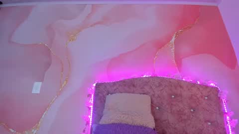 Snapshot of bella__sweets chatting on December 24, 2024, 6:17 pm Melanie online show from December 24, 2024, 6:17 pm