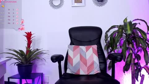 Snapshot of bella_thorne3 chatting on January 25, 2025, 6:12 am Bella online show from January 25, 2025, 6:12 am