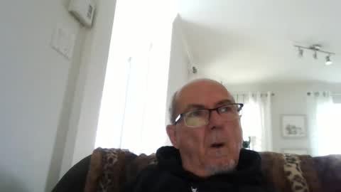 Snapshot of bernard1102 chatting on September 14, 2025, 1:32 pm bernard1102 online show from September 14, 2025, 1:32 pm