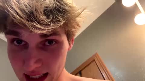 Snapshot of bigskinnyboyshh chatting on December 27, 2024, 8:35 am bigskinnyboyshh online show from December 27, 2024, 8:35 am