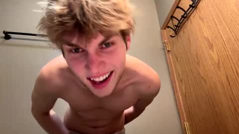 Snapshot of bigskinnyboyshh chatting on December 31, 2024, 9:06 pm bigskinnyboyshh online show from December 31, 2024, 9:06 pm