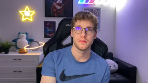 Snapshot of blueeyedtallguy chatting on December 3, 2024, 4:47 am blueeyedtallguy online show from December 3, 2024, 4:47 am