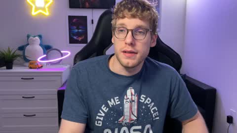 Snapshot of blueeyedtallguy chatting on December 4, 2024, 9:24 pm blueeyedtallguy online show from December 4, 2024, 9:24 pm